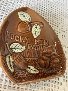 Plato de baratija de recuerdo 3D de cerámica vintage Rocky MTN PARK Colorado ardilla bellota - Imagen 1 de 17