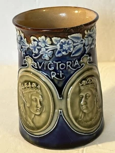 Tazza 1800 Doulton Lambeth Queen Victoria Diamond Jubilee firmata FJ Florrie Jone - Foto 1 di 9