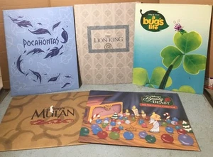 5 DISNEY STORE LITHOGRAPHIEN - BUG'S LIFE KÖNIG DER LÖWEN MULAN SCHÖNHEIT & BIEST POCAHONTAS - Bild 1 von 21