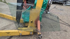 FORD FIESTA MK6 FRONT RIGHT DRIVER SIDE GLASS WINDOW - Picture 1 of 3