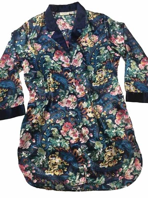 Camisa de noche Victoria Secret de colección satinada etiqueta dorada M floral abotonada manga larga Foto 1 de 4