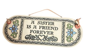 Placa ovalada de cerámica Trinity "Una hermana es una amiga de toda la vida" HERMOSA PLACA " - Imagen 1 de 5