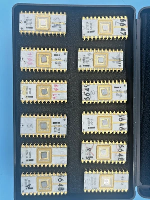Lot of 12 INTEL C1702A EEPROM white ceramic with gold pins - Image 1 of 4