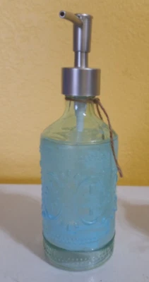 DISPENSADOR DE JABÓN PLATEADO VIDRIO AZUL BEBÉ ESTILO VINTAGE Foto 1 de 2