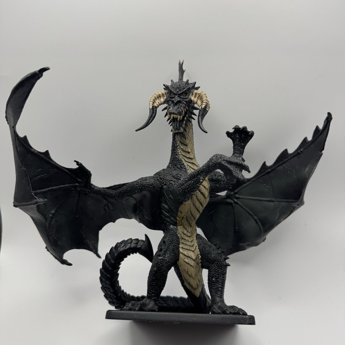 ダンジョンズ＆ドラゴンズ Gargantuan Black Dragon Gargantuan Black Dragon - Limited Edition D&D Icon Miniature