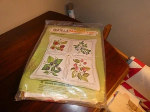 Bucilla Berry Quartet Crewel kit cuscino ricamo vintage - Foto 1 di 8