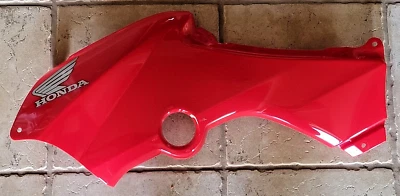 HONDA RECON 250 TE, TM RED LEFT BODY SIDE PANEL, SILVER STICKER 83650-HS0-A20ZB - Image 1 of 3