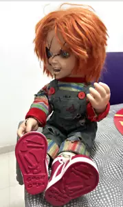 Recuerdos de terror coleccionables Spirit Halloween 2 pies muñeca Chucky - no funciona - Imagen 1 de 4