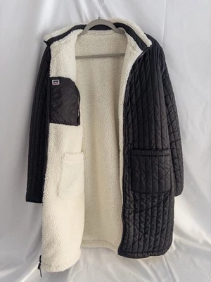 Parka acolchada forrada Levi’s Sherpa abrigo largo negro para mujer grande Foto 1 de 4