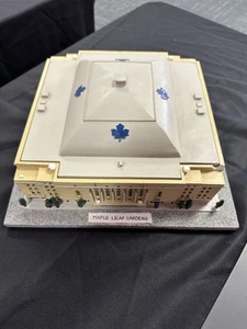 Toronto Maple Leaf Maple Leaf Gardens stadium replica 110/4750 - Picture 1 of 8
