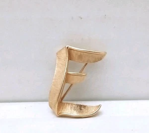 Broche Corona Trifari Escritura Letra E Tono Dorado Texturizado Prendedor De Colección Años 50 - Imagen 1 de 5