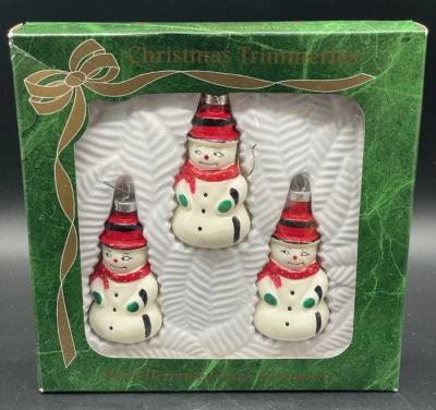 Adornos de vidrio muñeco de nieve serio de Bradford Trimmeries de Navidad Foto 1 de 4