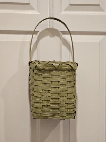 BEAUTIFUL VINTAGE SPLIT WEAVE FLAT BACK HANGING BASKET SOFT GREEN Cover