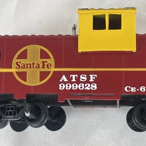 HO Scale Bachmann, Atkinson Topeka & Santa Fe Caboose ATSF 999628 - Bild 1 von 9