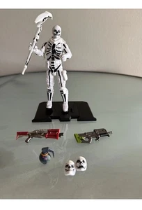 Fortnite Night Skull Topper Actionfigur mit Backling und Spitzhacke - Bild 1 von 15