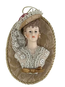 Placa decorativa para mujer estilo victoriano de principios de 1900 de Santa's World - Imagen 1 de 6