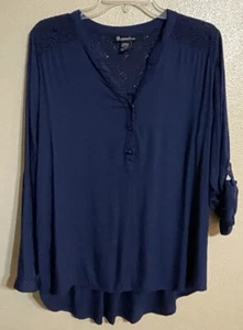 SIGNATURE STUDIO L TUNIC Top V Neck Front LONG Roll Tab Slv Blue Eyelet - Picture 1 of 12