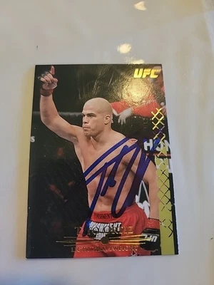 TITO ORTIZ AUTOGRAPH SIGNED TRADING CARD 2011 Topps  UFC LT HEAVYWEIGHT CHAMPION - Image 1 of 2