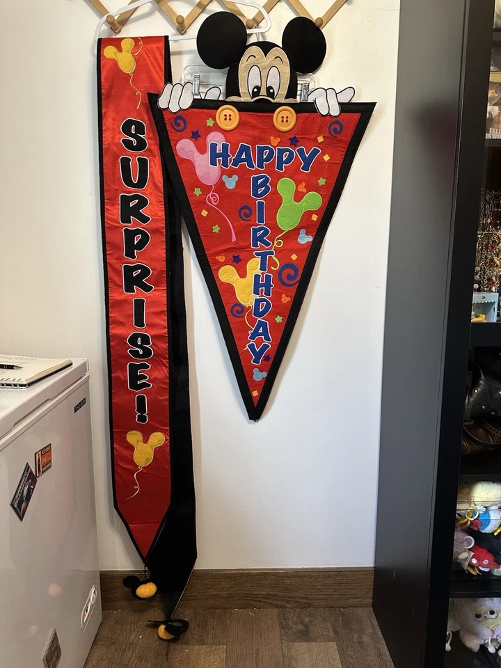 Banderín de fieltro bordado fiesta feliz cumpleaños Mickey Mouse oculto de Disney Foto 1 de 4