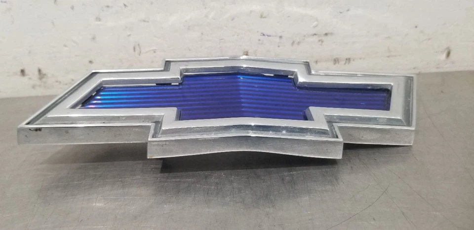 Chevy C20 1969 capó emblema azul Foto 1 de 4
