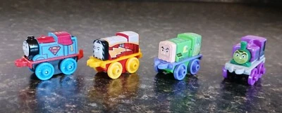 Thomas & Friends Minis DC Super Heroes Lote De 4: Superman, The Flash e Mais 2 - Imagem 1 de 4