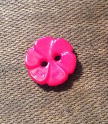 NASHVILLE COTTON CO HOT PINK FLOWERS--2 HOLE--1/2"-- 13 PIECES - Image 1 of 2