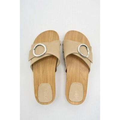 Sandalia deslizante de gamuza dividida Zara con hebilla tachuelas tostadas talla 39 Foto 1 de 4