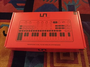 UNO SYNTH PRO DESKTOP Analog Synthesizer Paraphonic dual filter BOXED NM - Bild 1 von 8
