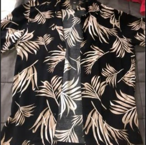 H&M Men Black Brown Hawaiian Floral Button Up Short Sleeve Viscose Shirt Size S - Picture 1 of 1