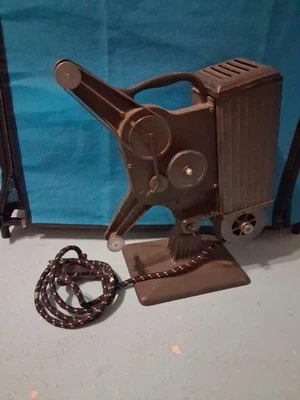 Винтажный пленочный проектор Revere модель 85 8 мм с рабочим корпусом - Изображение 1 из 4