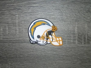 Casco de los Angeles Chargers logotipo del equipo bordado hierro en parche 3,5" x 2,5" - Imagen 1 de 2