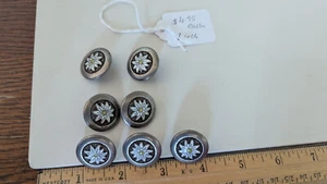 7 Matched Round Pewter with Daisy Enamel in Center 1" Round, Shank SM - Foto 1 di 2