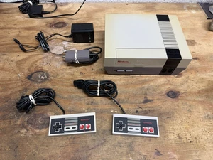 Nintendo Entertainment System NES Console per videogiochi NES-001 con accs. Funziona LEGGI - Foto 1 di 8