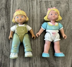 2 Fisher Price liebevolle Familie Puppenhaus Puppen blond Mädchen Geburtstag Party '93-94 - Bild 1 von 7