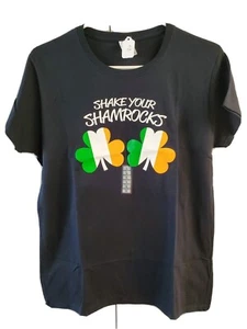 SHAKE YOUR SHAMROCKS St. Patrick’s Day T-Shirt Schwarz Gilden L Neu mit Etikett Neu mit Etikett - Bild 1 von 5