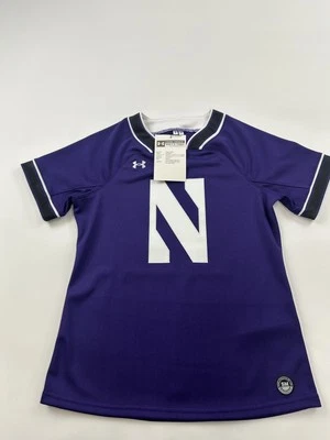 西北野猫垒球球衣女式小型比赛日Under Armour样品 — 第 1/4 张图片