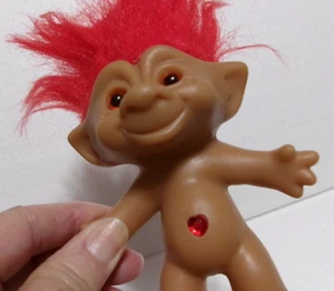 Muñeca Vintage ACE NOVEDAD TROLL San Valentín 4" Joya Corazón Rojo Ombligo sin ropa - Imagen 1 de 13