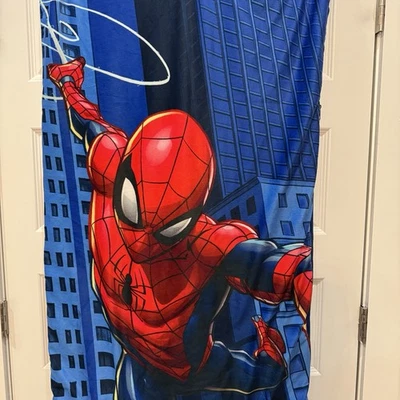 "Saco de dormir de camping juvenil Marvel Spider-Man 24"" x 52"" con almohada en azul y rojo" Foto 1 de 4