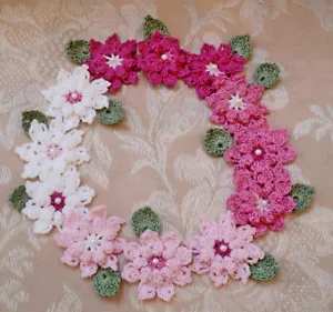 Neu gehäkelt 12 rosa & weiß Applikation Blumen 1 1/2 Zoll & 12 Blätter 24 Stück - Bild 1 von 3