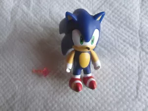 Kidrobot Sonic the Hedgehog Vinyl Minifigur: Sonic mit rotem Zubehör - Bild 1 von 2
