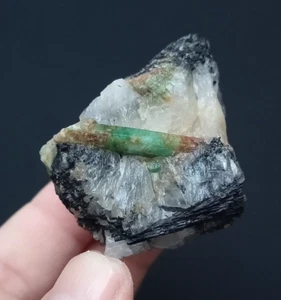Smaragd mit Schorl und Quarz aus Gilgit, Pakistan. - Bild 1 von 6