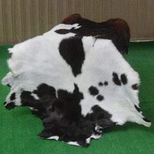 Natural Dark Brown Goat Hide Rug – Warm, Earthy Tones with Unique Patterns - Foto 1 di 8