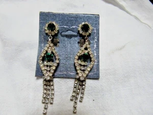 "Pendientes de clip largos vintage de 2-1/4"" con pedrería transparente color verde oscuro" - Imagen 1 de 8