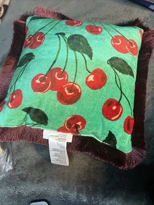 Almohada Anthropologie Maeve Le Petit - Estampado de cereza con flecos Foto 1 de 4