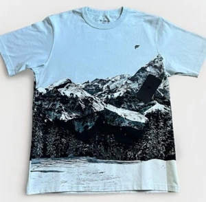 Camiseta Fabletics The Pride R&R Beyond The Edge Mountain azul claro para hombre talla mediana - Imagen 1 de 11