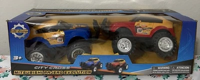 Mitsubishi Pajero Evolution SUV набор из 2 трения приведенный в действие спортивные грузовики новый - Изображение 1 из 2