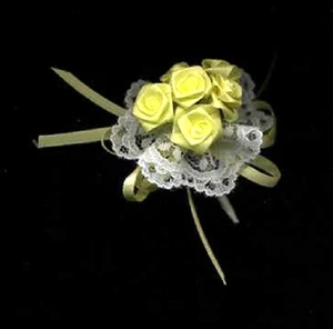 GELBE SATINROSEN KLEINER PUPPENSTRAUSS MIT WEISSER SPITZE & GELBEM SATINBAND - Bild 1 von 3