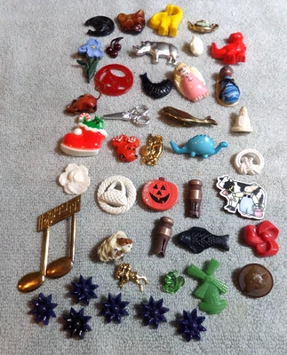 42 Vintage Realistic Assorted Buttons Animals Objects People - Image 1 of 4