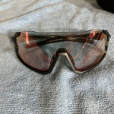 Óculos de sol Tifosi Stash - Armação fosca Gunmetal - Vermelho Clarion Fototec - Imagem 1 de 4