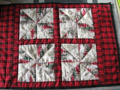 Mini edredón artesanal a cuadros molinete, 15" x 20", muñeca, tapete de mesa, decoración Foto 1 de 4